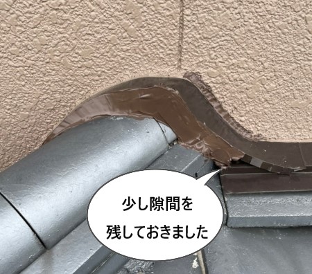 熊本市東区で雨漏りした水切り板金に隙間を残してコーキング補修